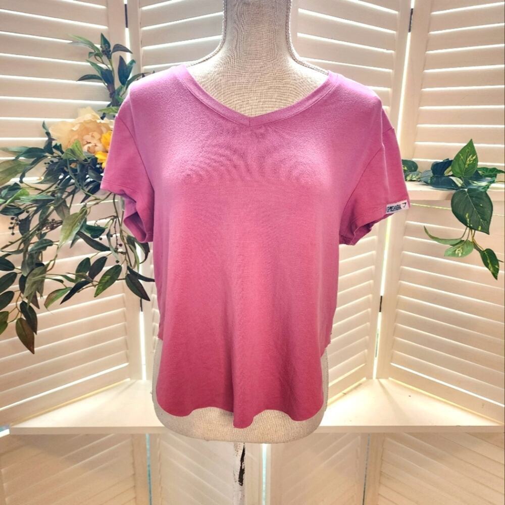 GYMSHARK PINK MEDIUM SHORT SLEEVE V NECK WITH SYNCHED BACK